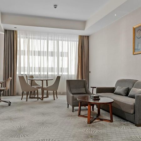Holiday Suites Al Azizia Мекка Экстерьер фото A room at the hotel