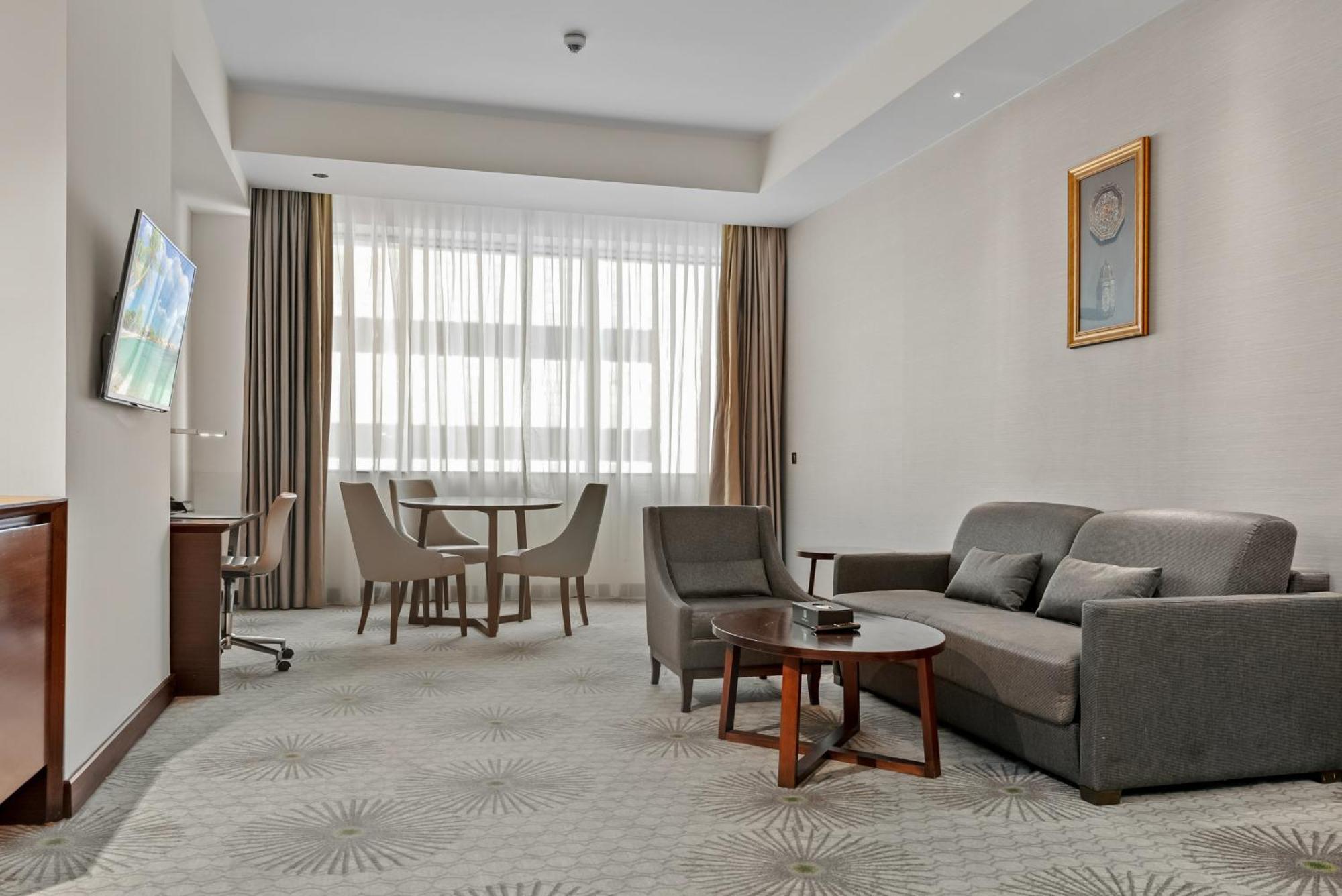 Holiday Suites Al Azizia Мекка Экстерьер фото A room at the hotel