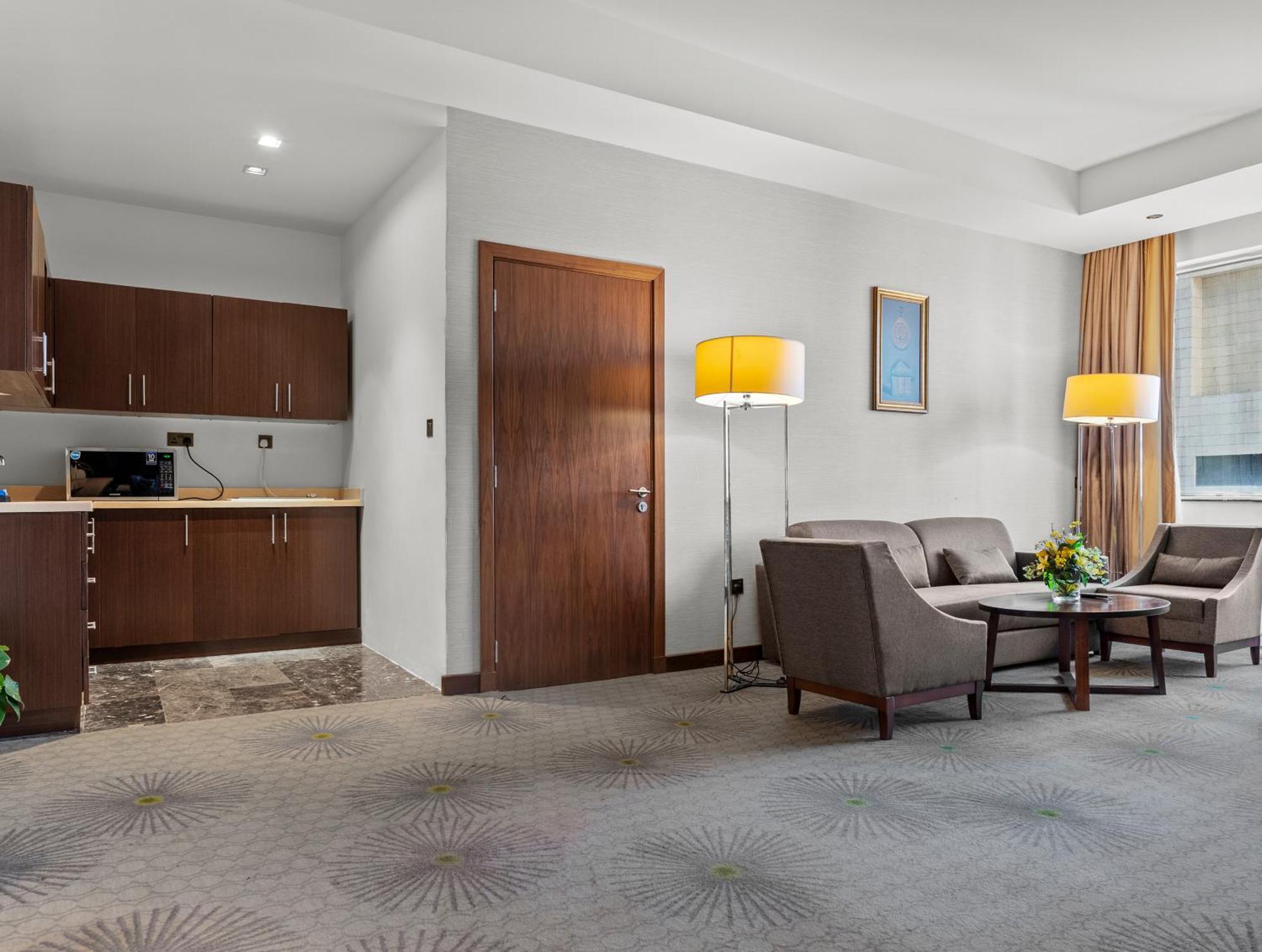 Holiday Suites Al Azizia Мекка Экстерьер фото A room at the hotel