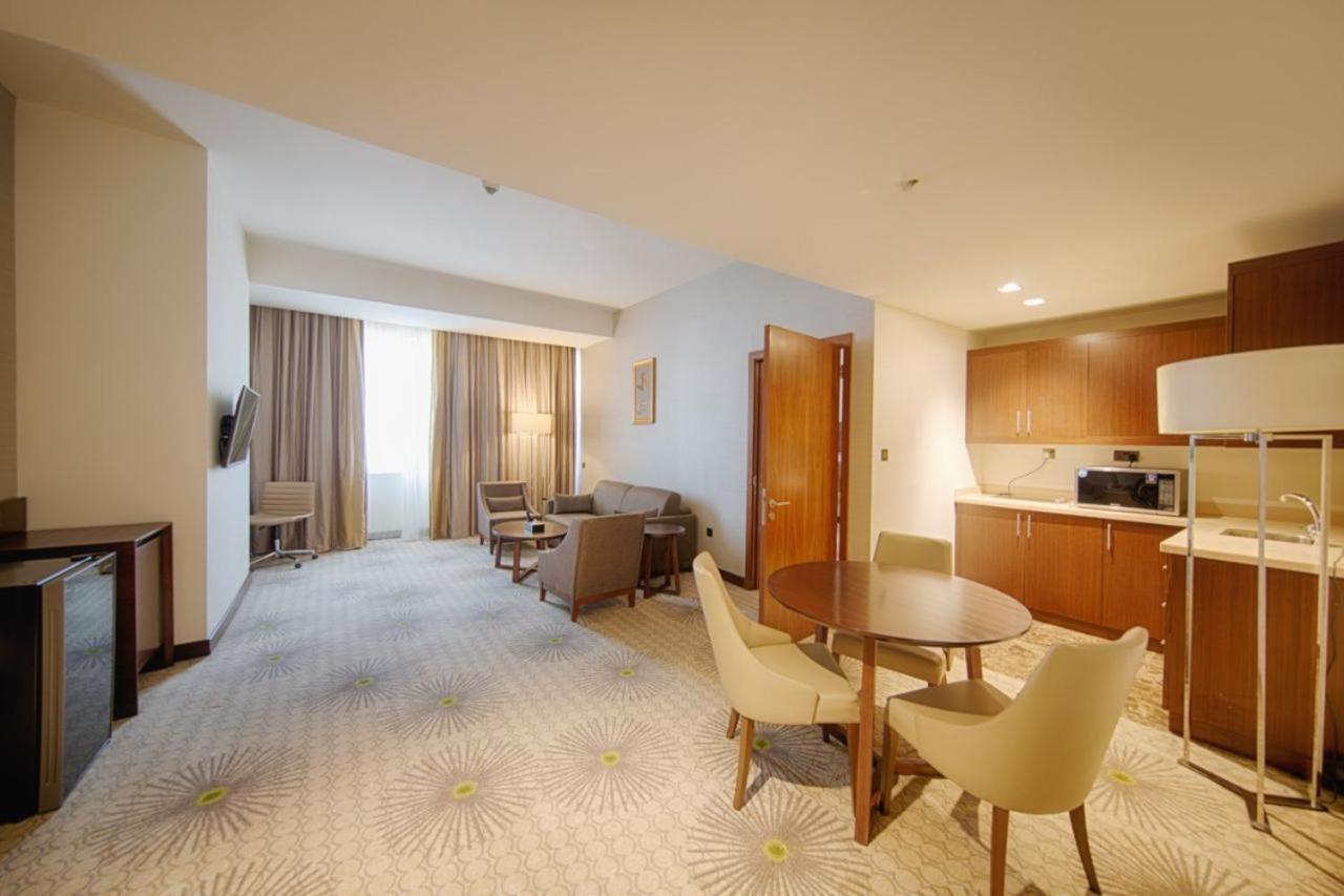 Holiday Suites Al Azizia Мекка Экстерьер фото A room at the hotel