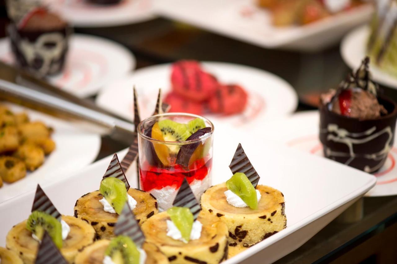 Holiday Suites Al Azizia Мекка Экстерьер фото A buffet at a luxury hotel
