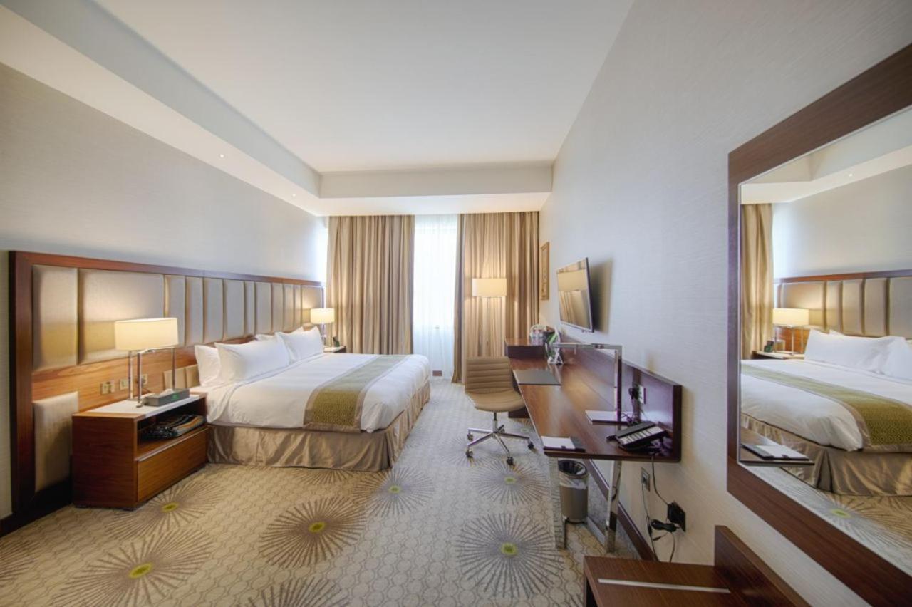 Holiday Suites Al Azizia Мекка Экстерьер фото A room at the hotel