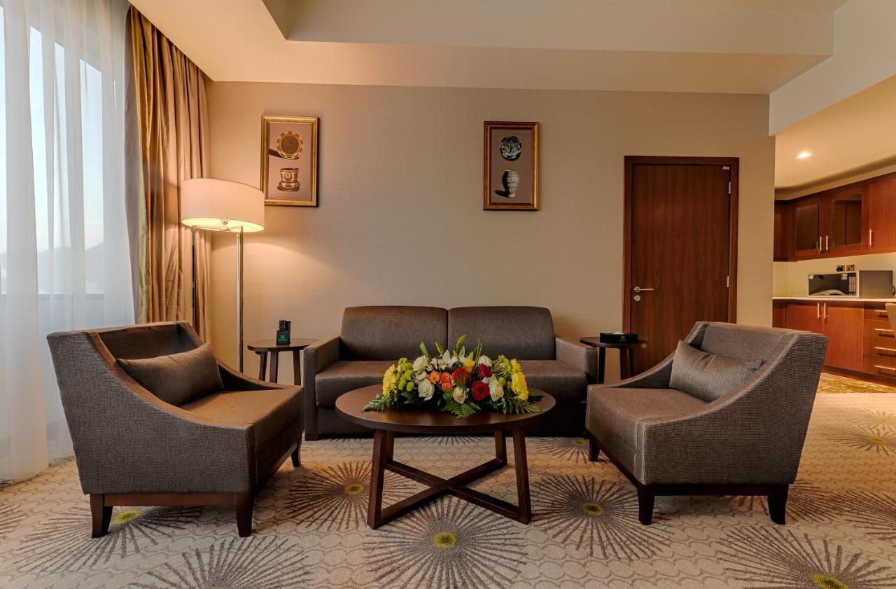 Holiday Suites Al Azizia Мекка Экстерьер фото A living room in a hotel