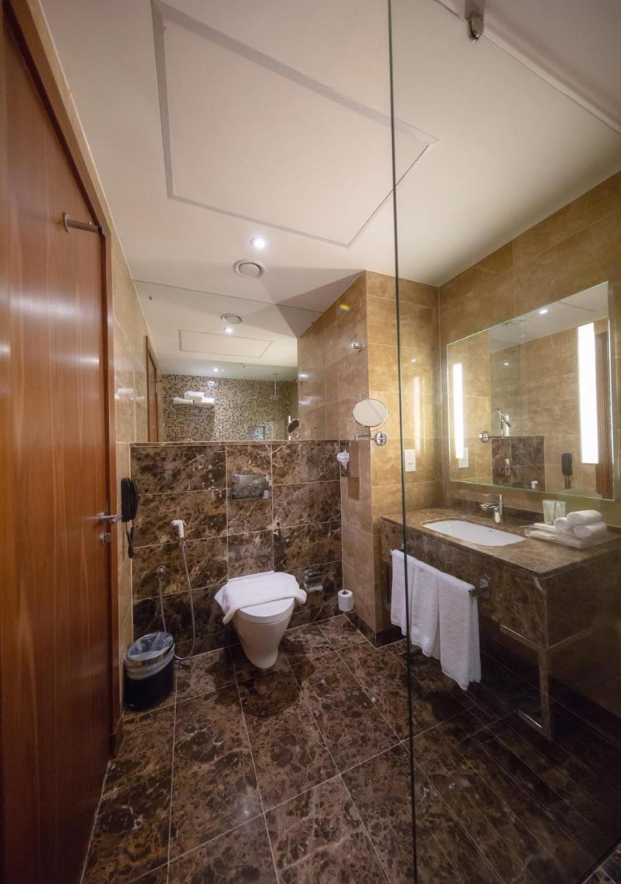 Holiday Suites Al Azizia Мекка Экстерьер фото A bathroom at the hotel