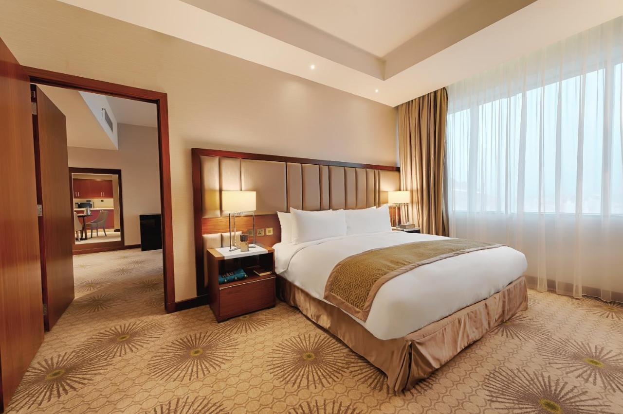 Holiday Suites Al Azizia Мекка Экстерьер фото A room at the hotel