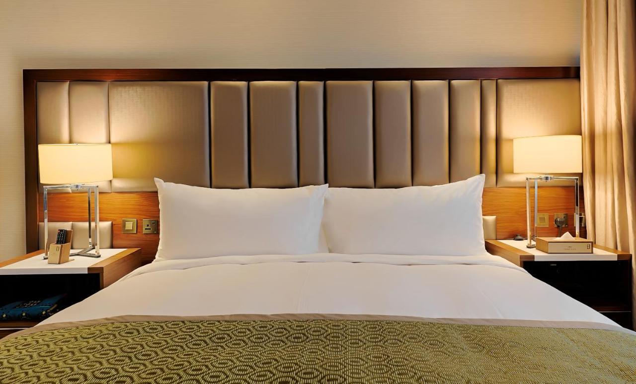 Holiday Suites Al Azizia Мекка Экстерьер фото A guest room at the hotel