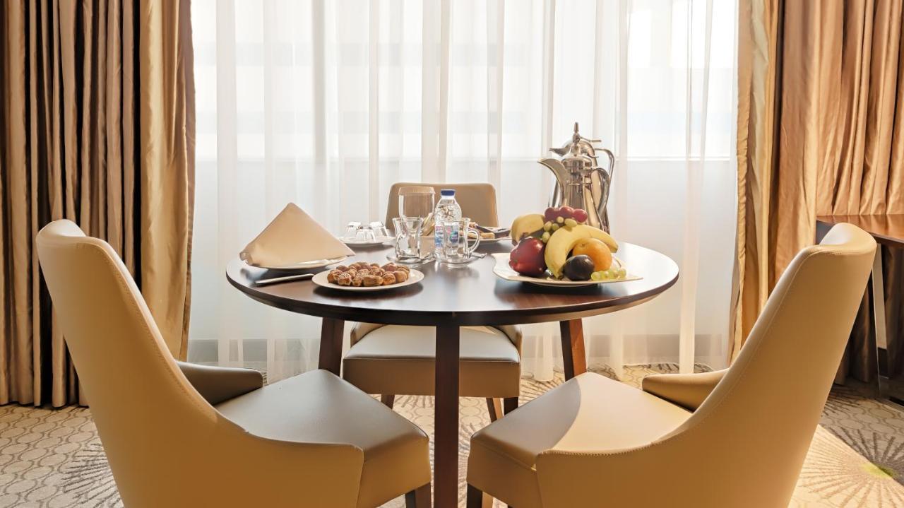 Holiday Suites Al Azizia Мекка Экстерьер фото Breakfast at the hotel