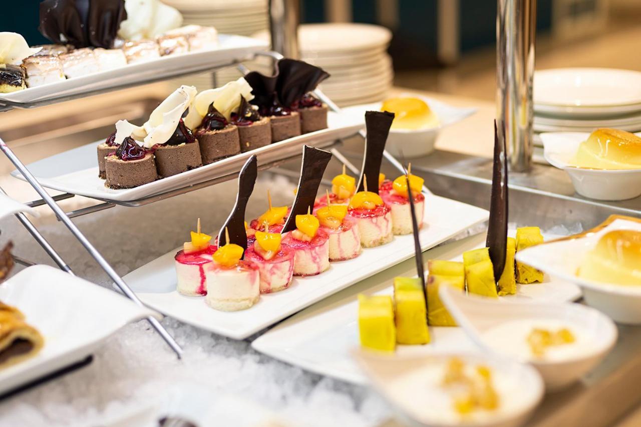 Holiday Suites Al Azizia Мекка Экстерьер фото A buffet at a luxury hotel