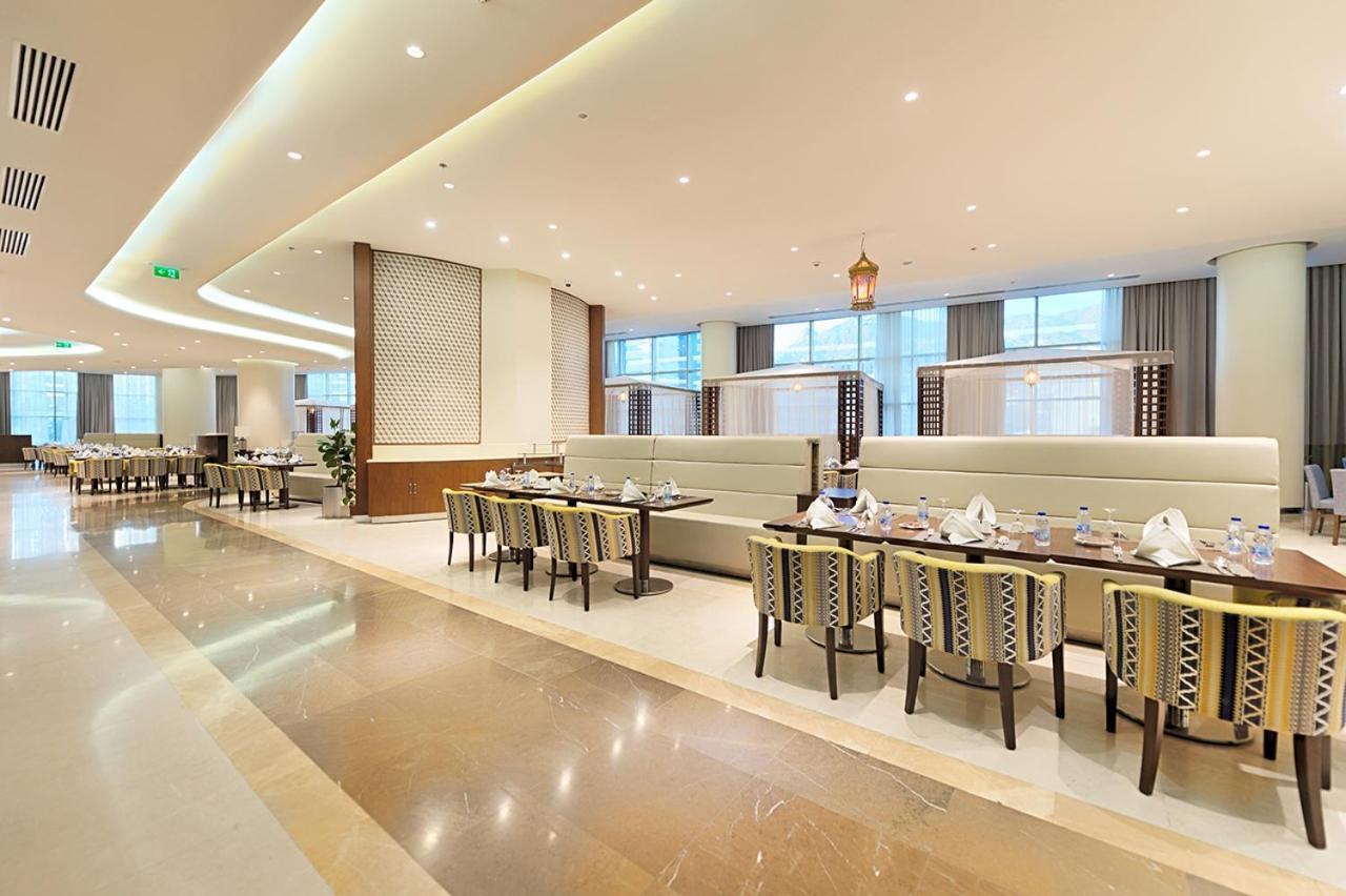 Holiday Suites Al Azizia Мекка Экстерьер фото The hotel's restaurant