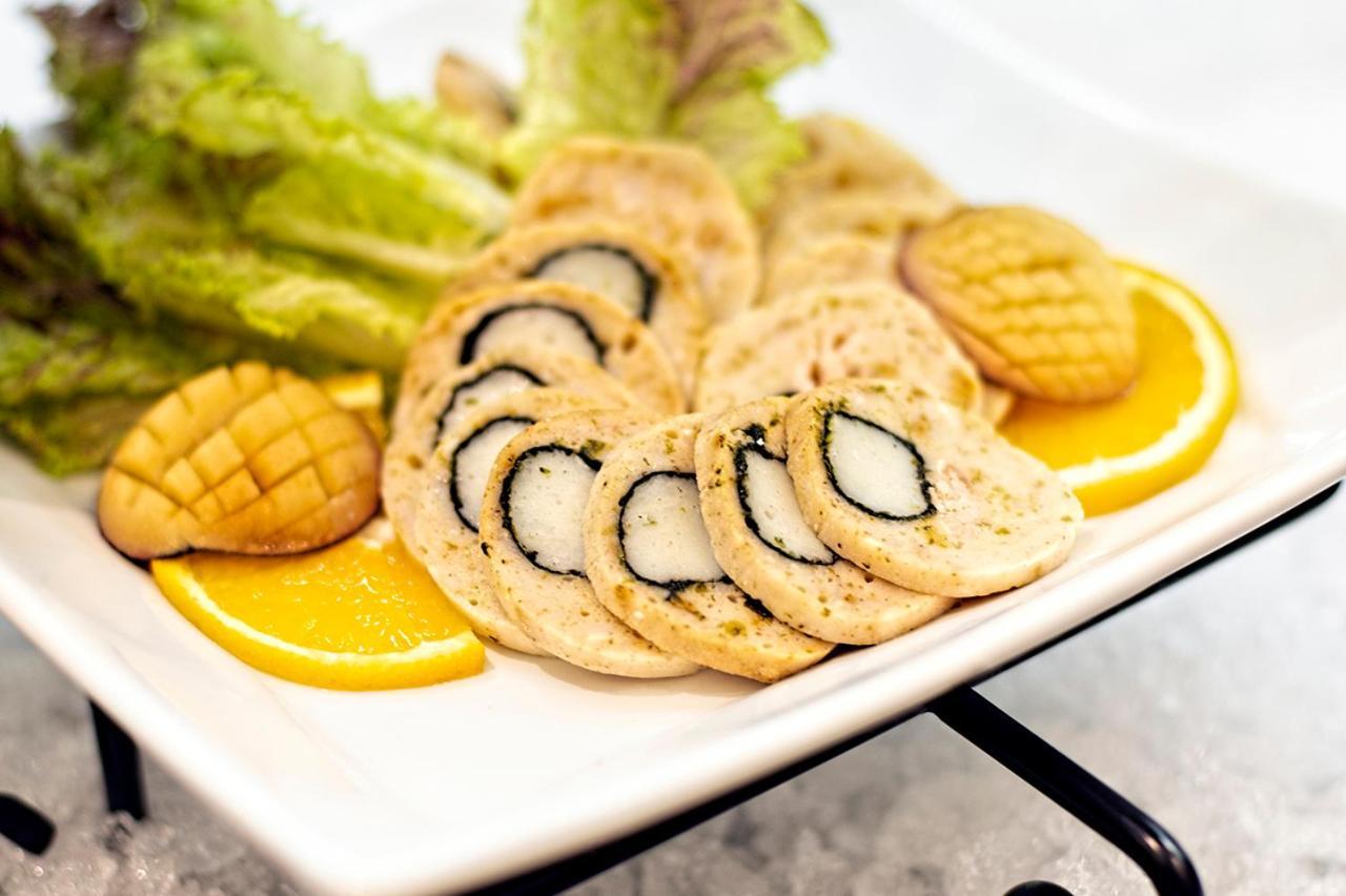 Holiday Suites Al Azizia Мекка Экстерьер фото A plate of baked almond cookies