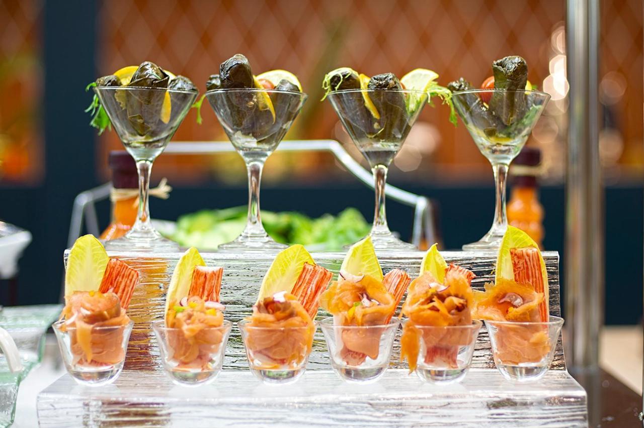 Holiday Suites Al Azizia Мекка Экстерьер фото Apéritif at a buffet