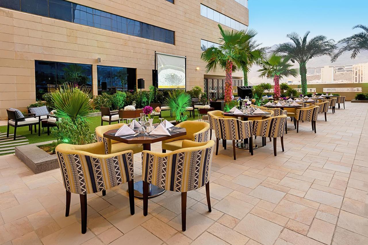 Holiday Suites Al Azizia Мекка Экстерьер фото The hotel's rooftop garden
