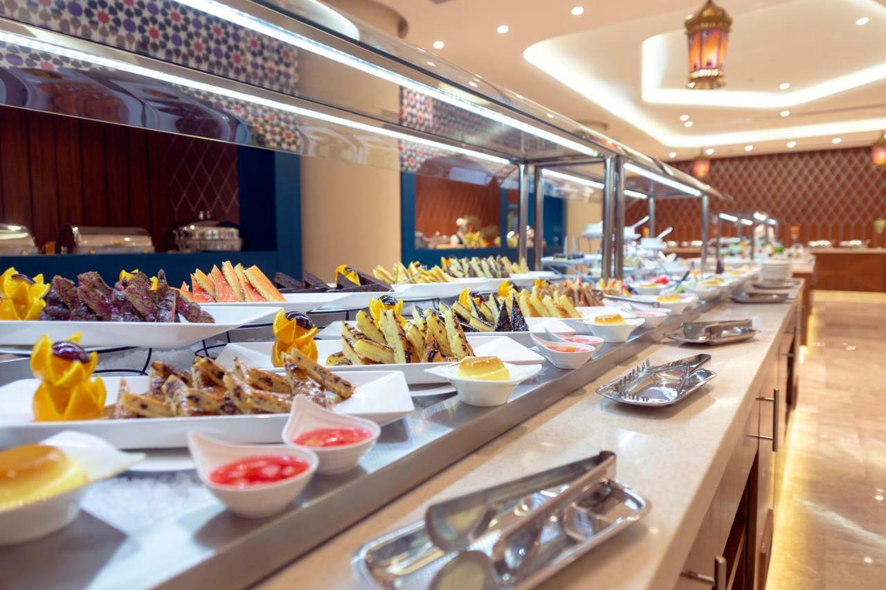Holiday Suites Al Azizia Мекка Экстерьер фото Buffet at the hotel
