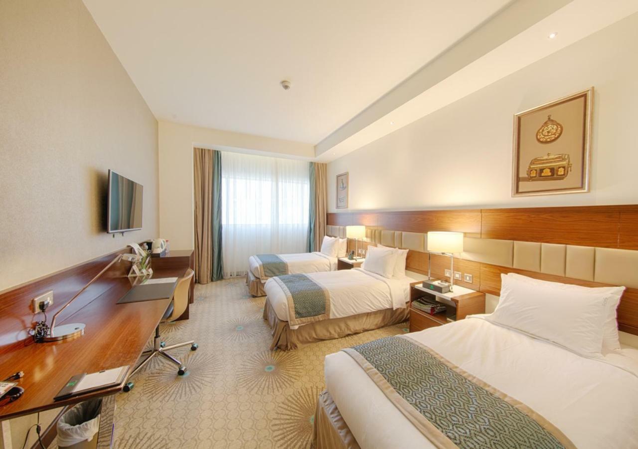 Holiday Suites Al Azizia Мекка Экстерьер фото A room at the hotel